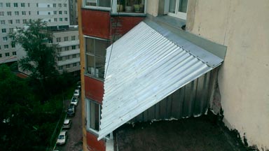 Крыша балкона из оцинкованного профнастила